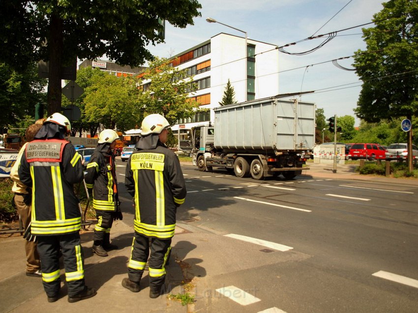 LKW riss Oberleitung ab Koeln Deutz Am Schnellert Siegburgerstr P034.JPG